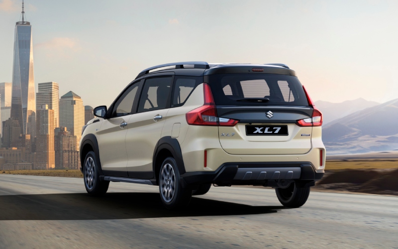 Suzuki XL, vista trasera que muestra el diseño robusto y elegante del vehículo en un entorno urbano