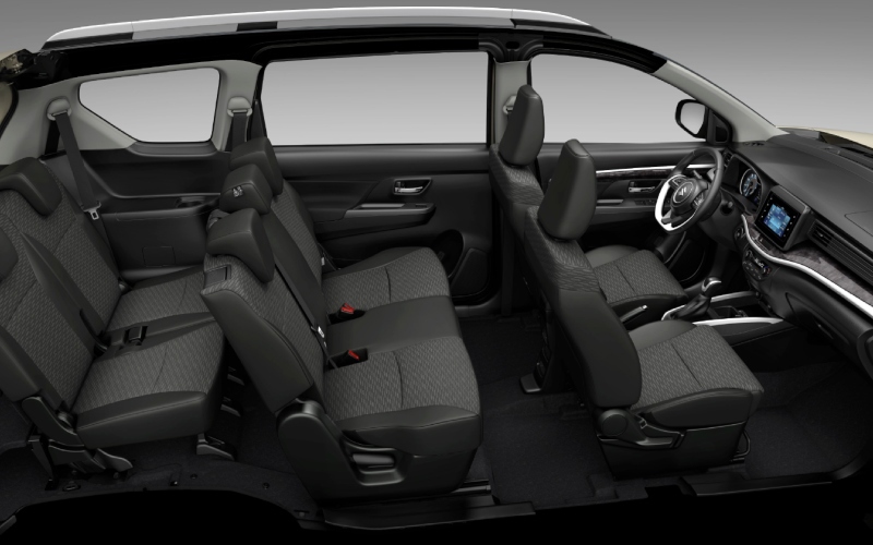 Interior de la Suzuki XL7, carro híbrido con una amplia tercera fila de asientos y un diseño interior moderno.